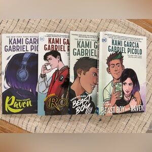 Teen Titan 4 book set Beast boy, Raven, Robin, Author Kami Garcia